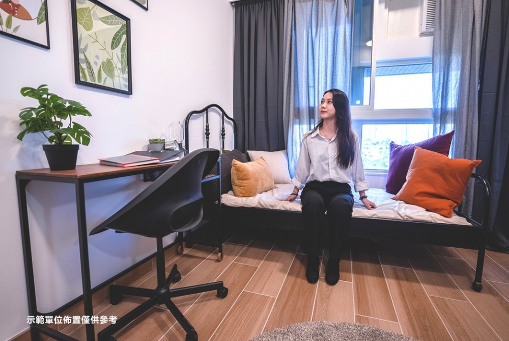 為了解決香港樓價高企,年青人難以置業的問題,政府早於2011/2012連推出「青年宿舍計劃」。而保良局響應政府計劃,獲李兆基基金捐贈元朗土地,興建全港最大的青少年宿舍「保良局李兆基青年綠洲」。宿舍樓高27層,提供1,680個宿位,工程接近完工,預料於今年內開始招租。