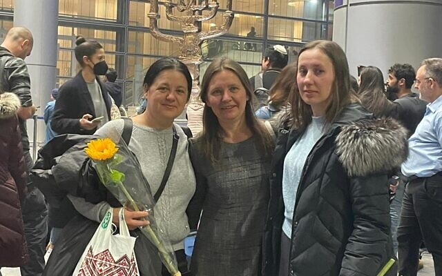 Alona(左)和Lesia(右)在3月6日抵達以色列機場,而Maria其中一個後代,兼曾擔任Fania看護嘅Luba(中)則已在機場迎接兩人。
