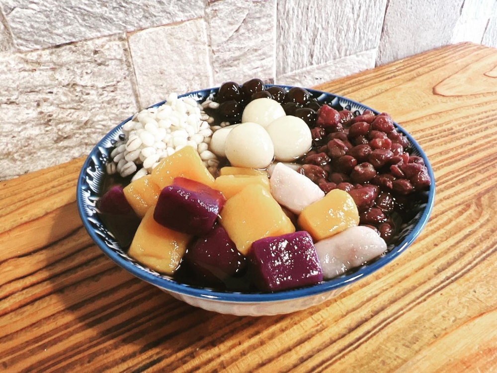 店內正式推出自家製糖水，每款糖水加入芋圓作搭配。