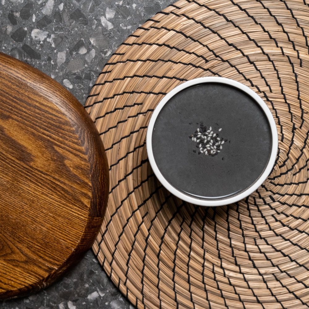 芝麻糊選用黃金比例的日本黑白胡麻製成，使用特製石磨低溫研磨8小時，絕對是心機之作。