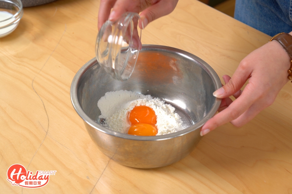與蛋黃及鮮奶攪拌至均勻備用。