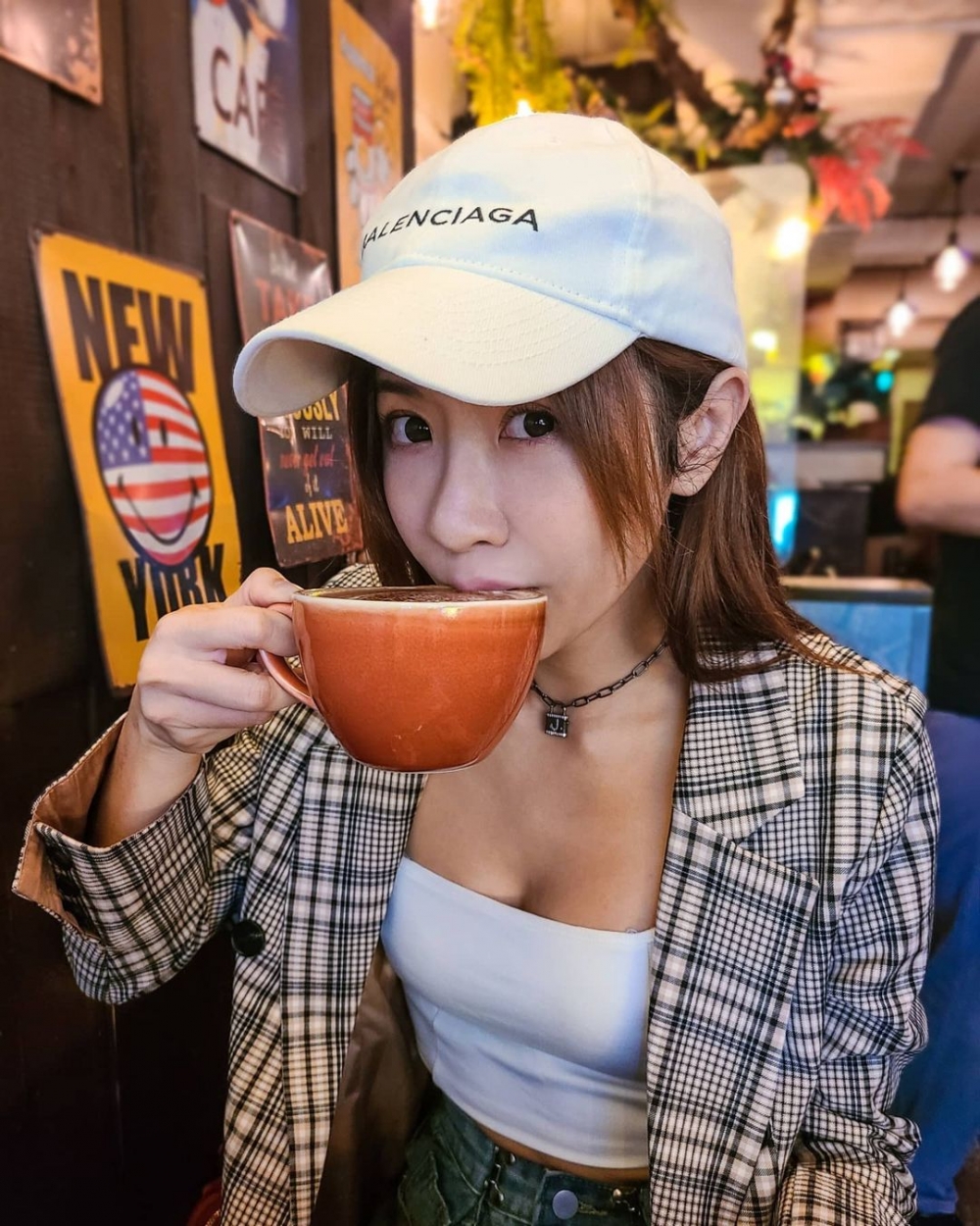 升呢成為人妻嘅利穎怡繼續工作，早前佢喺IG晒出同老公嘅合照，慶祝結婚3週年