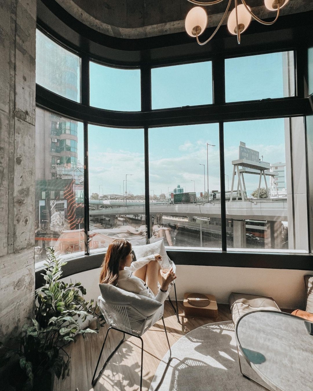 受疫情影響，不少餐廳食肆的生意受挫。但亦有餐廳選擇於逆市開業，位於上環的???????? ???? & ??????便是其中一個例子。餐廳近日因為落地玻璃的打卡位在IG爆紅，透過玻璃可以俯瞰上環景觀，黃昏時段更可享受溫暖日光，和朋友促膝長談。