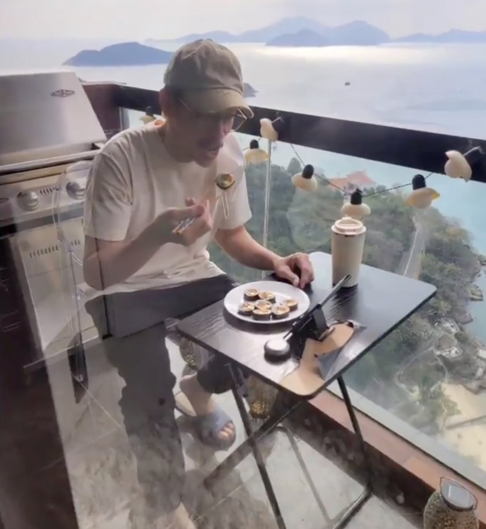 陳豪用餐都喺露台,望住無敵大海景、睇住iPad食飯
