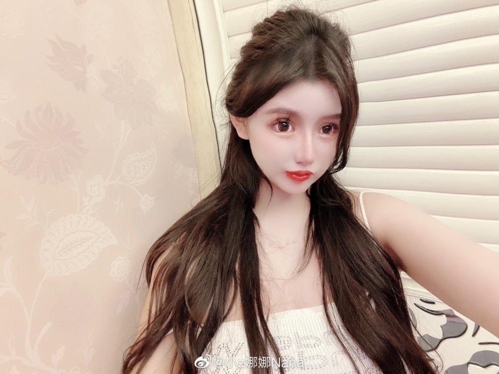 小z娜娜:「新年願望是整容越整越漂亮!越來越美越來越瘦眼睛越來越大鼻子越來越好高臉越來越小越來越白」