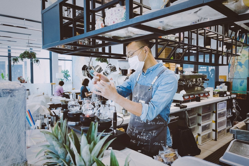 配以透光落地玻璃，環境寫意，非常適合顧客安靜地品嚐食物丶看書和朋友傾談。