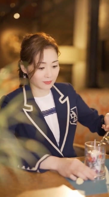 呢次嘅濾鏡無乜美顏效果，反而顯得萬綺雯膚色過白，更略為發福。