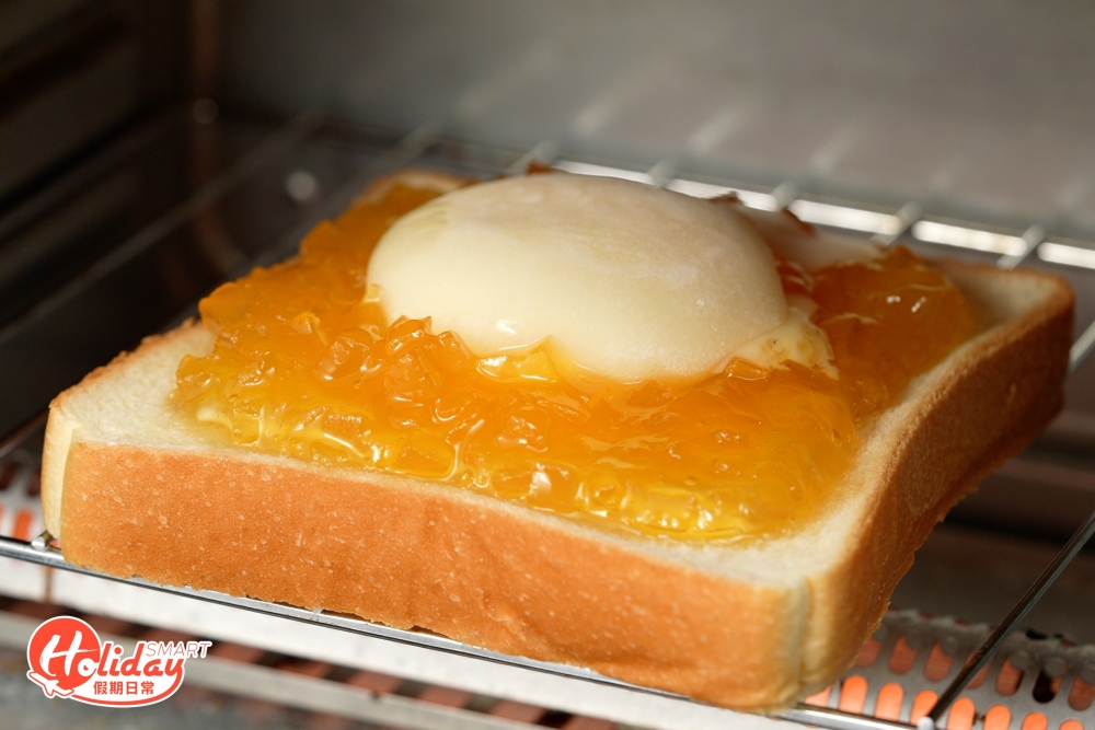 在雪米糍四周搽上大量蘋果果醬，將吐司放入事先預熱的焗爐中稍焗，直至雪米糍和芝士呈半溶化