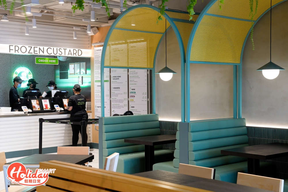 最近Shake Shack再逆市擴張，殺入東涌開設第7間分店，新店佔地3,921呎，以大自然色調為裝修風格，除了室內用餐區外，亦設有戶外位置，更是全港首間寵物友善的Shake Shack漢堡包店，新店即將在5月9日正式開幕！