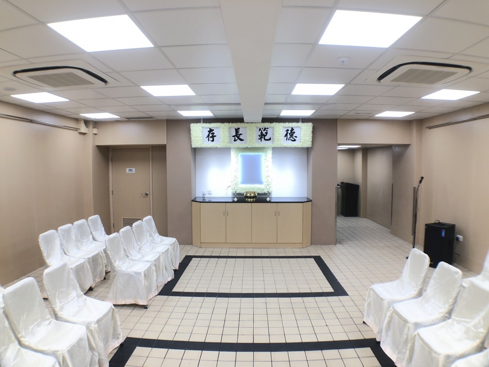 而且醫院設施緊張,原本用作簡單出殯禮儀的小禮堂亦已改為其他用途。小禮堂未能使用,令原本可供給出殯的設施更為缺乏。