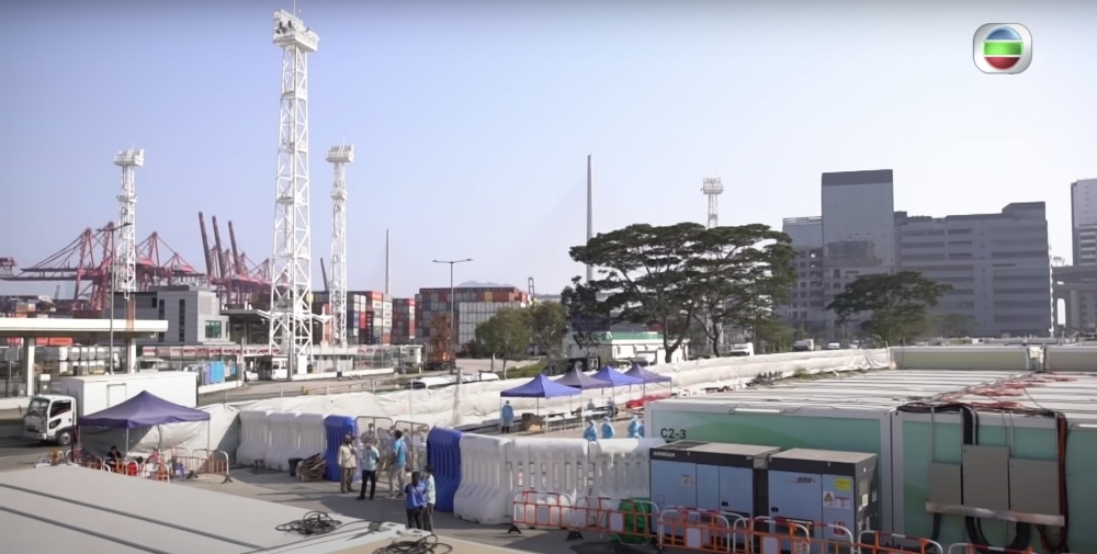 青衣方艙醫院由多個貨櫃組建而成，每間房提供3張床；新田隔離營則提供4張床；兩者的洗手間及浴室均是公用設施。