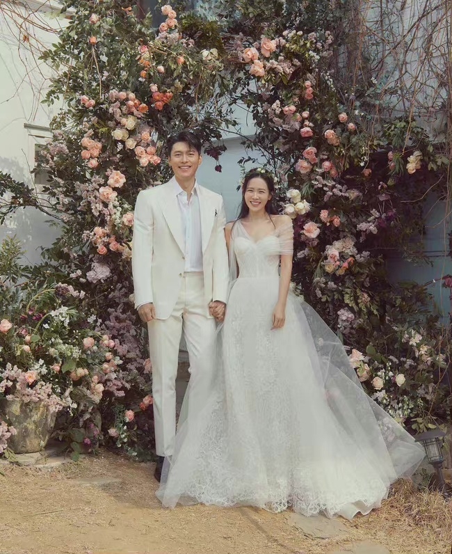 韓劇《愛的迫降》CP玄彬、孫藝珍舉辦婚禮,一對新人嘅唯美婚照公開
