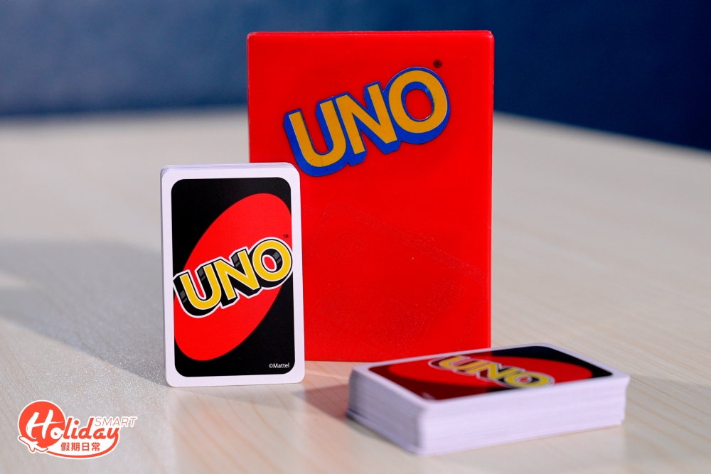 卡牌遊戲UNO並非用「包剪揼」或「抽牌鬥大細」來決定第一位出牌的玩家,而是應該派牌者左邊玩家開始。
