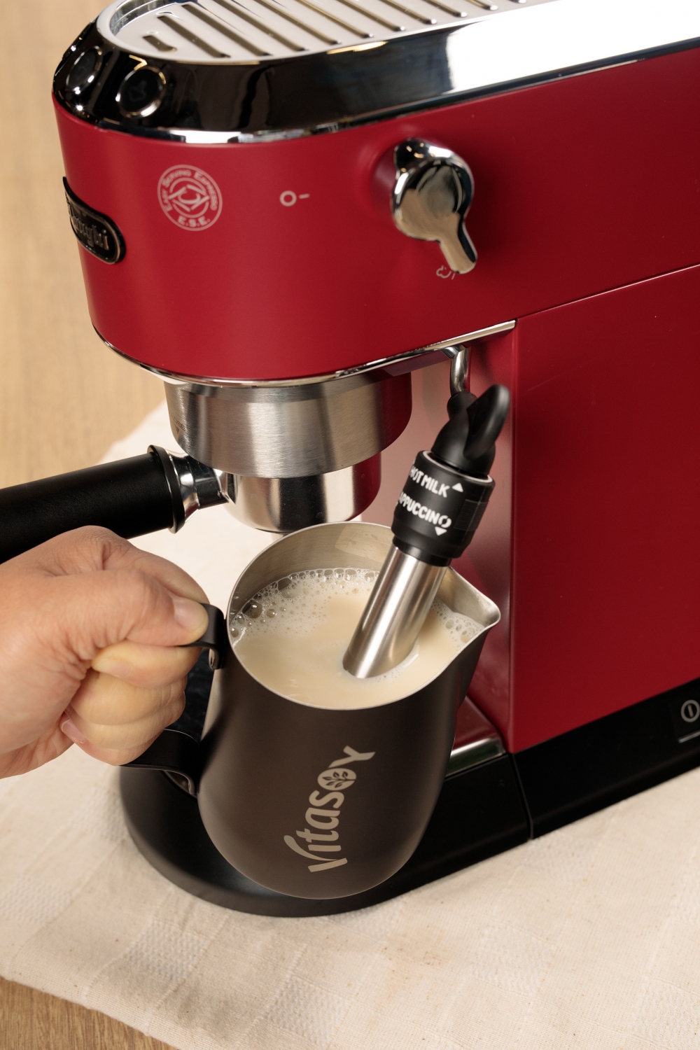 用植物奶嚟沖咖啡，最好將雪凍嘅植物奶搖勻，再倒出加熱至大約55-60°C。