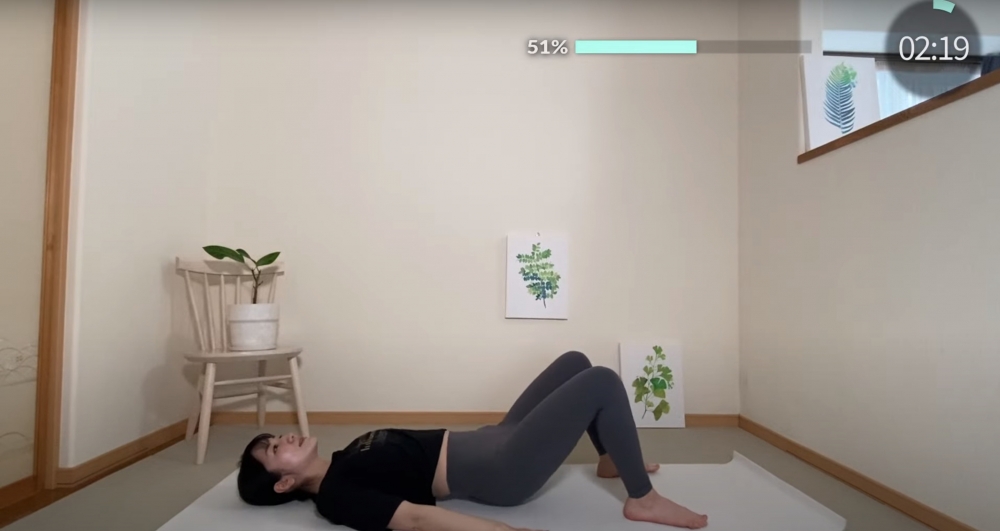 平躺於地上，膝蓋保持90度直角。