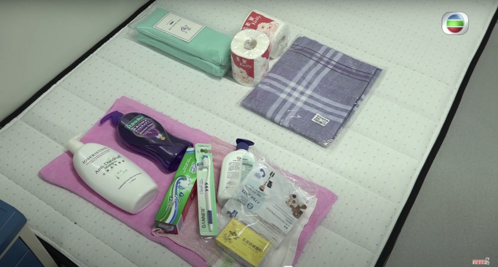 雖然隔離營會提供基本日常用品，如牙刷、牙膏、毛巾及杯，如額外要求其他日用品亦要等候一段時間！