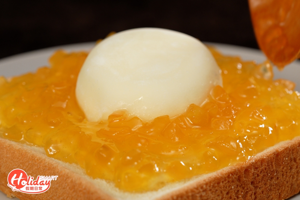 在吐司中間放上芝士片及雪米糍