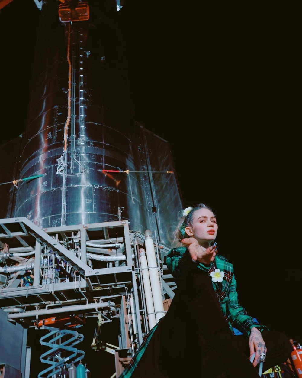 Grimes指依家佢已從組合屋搬走，兩人嘅子女會輪流住喺雙方屋企