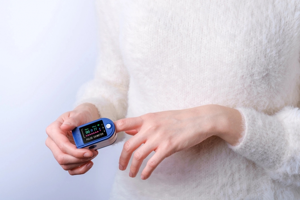 部分新冠患者或會血氧下降，所以建議定期使用血氧儀量度血氧。而政府派發的抗疫物資包最新加入止痛退燒藥及血氧儀。