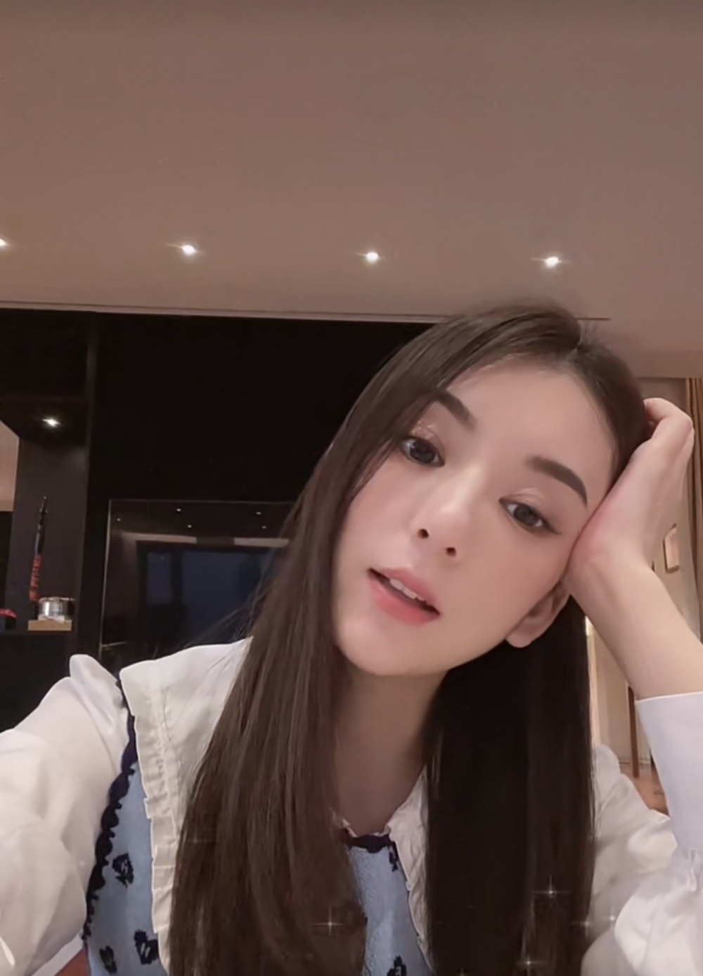 方媛早前喺小紅書拍咗條自拍短片,並留言:「我的黑長直,最近把黑頭髮養厚了一點點」