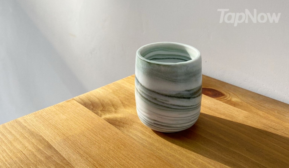 使用拉坯機的陶瓷制品會比較工整。