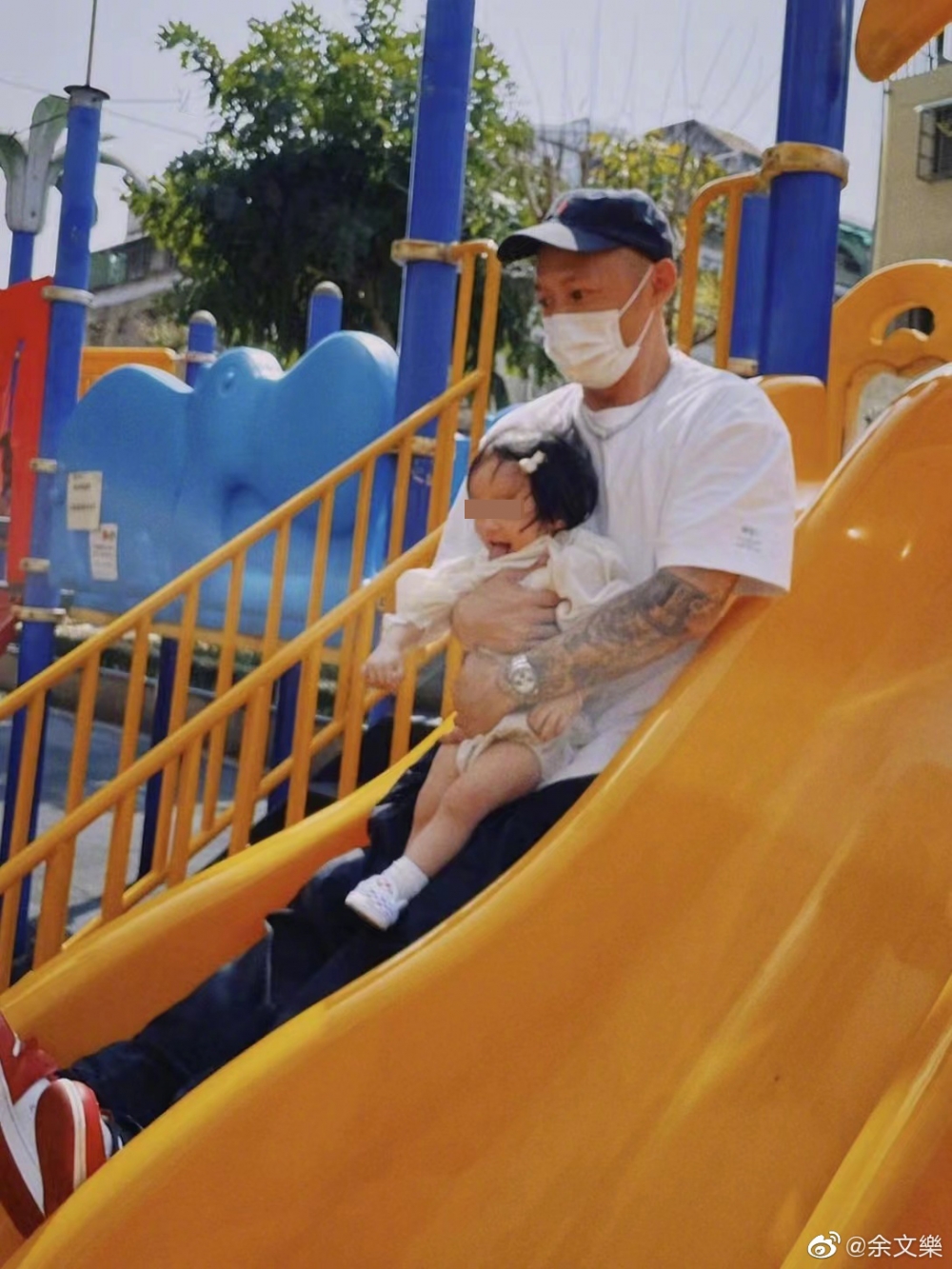 余文樂日前上載與愛女玩耍嘅照片。