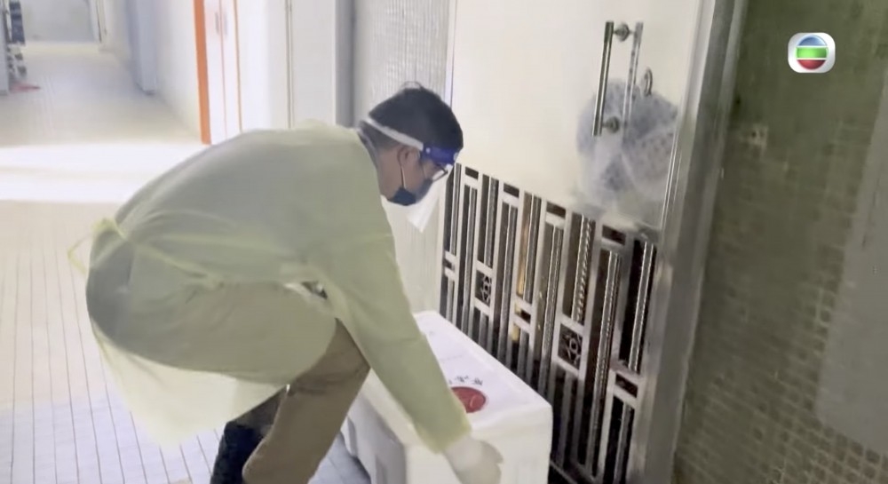 店舖會把7天所需的新鮮食材預先作真空包裝，放入保溫箱後，再由專人將套餐送遞上門給有需要人士，即使並非隔離人士都可以訂。