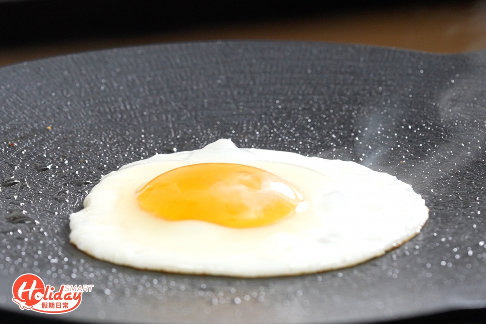 放入雞蛋並蓋上鑊蓋，煎至自己喜歡的生熟程度