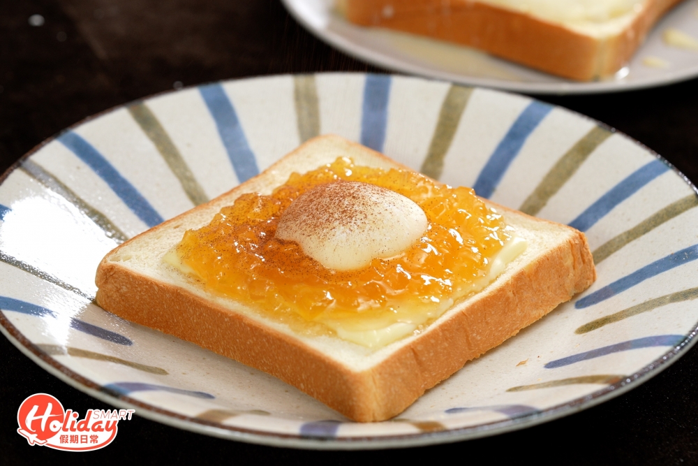 最後灑上肉桂粉提升香氣便完成