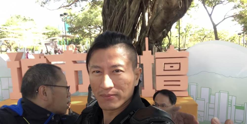 對《城市論壇》情有獨鍾嘅佢,仲多次闖入節目嘅拍攝現場。