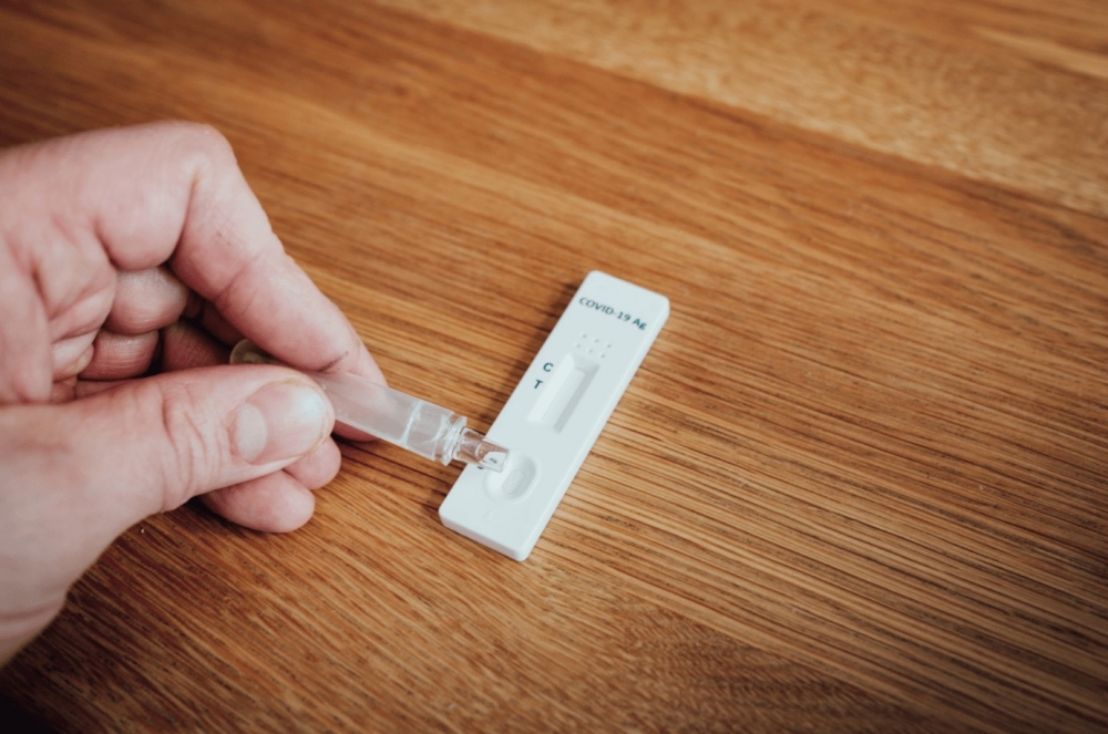 未打針或打1針人士需進行14天的隔離/自我監測,最後檢測結果陰性,才能視為完成隔離。