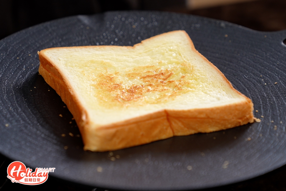 在方包兩面搽上無鹽牛油，在平底鑊上慢火將方包煎至金黃色