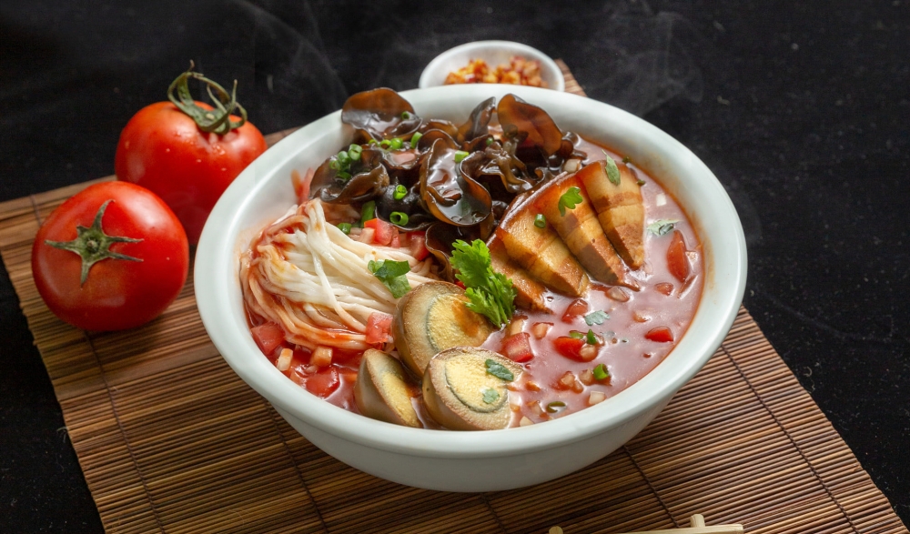 招牌手攪麵配以不同餸料，番茄及麻辣湯底較多人選擇。