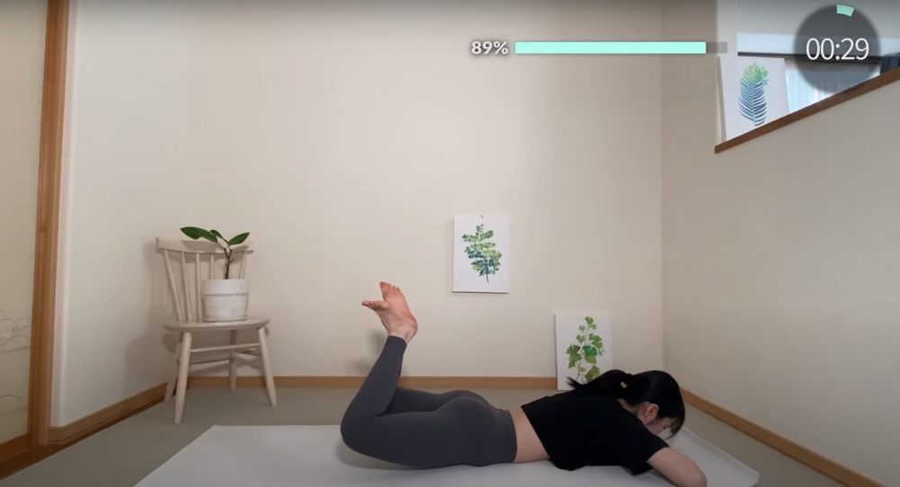 小腿往上抬起。