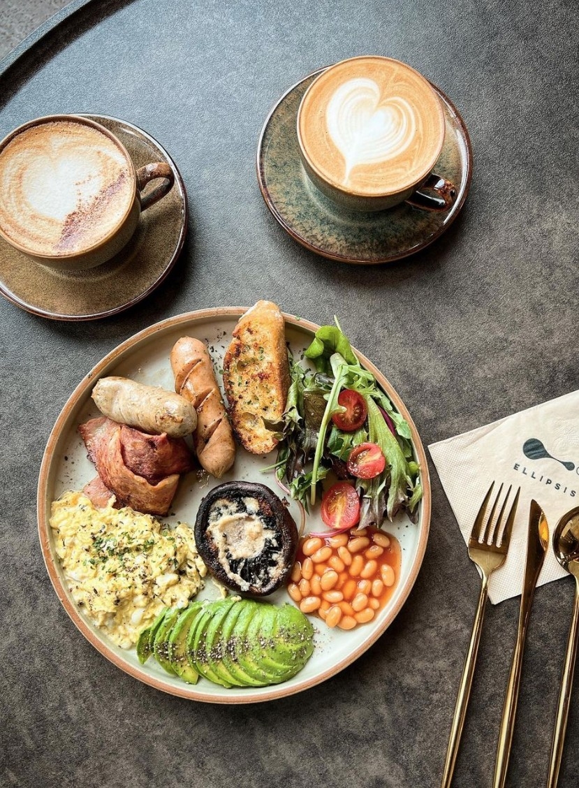 除了牛油果煙三文魚多士，店內亦有擺盤精美的All Day Breakfast，配有順滑的黑松露炒蛋丶大啡菇丶黑紅腸丶牛油果丶茄汁豆和沙律菜。 @IG