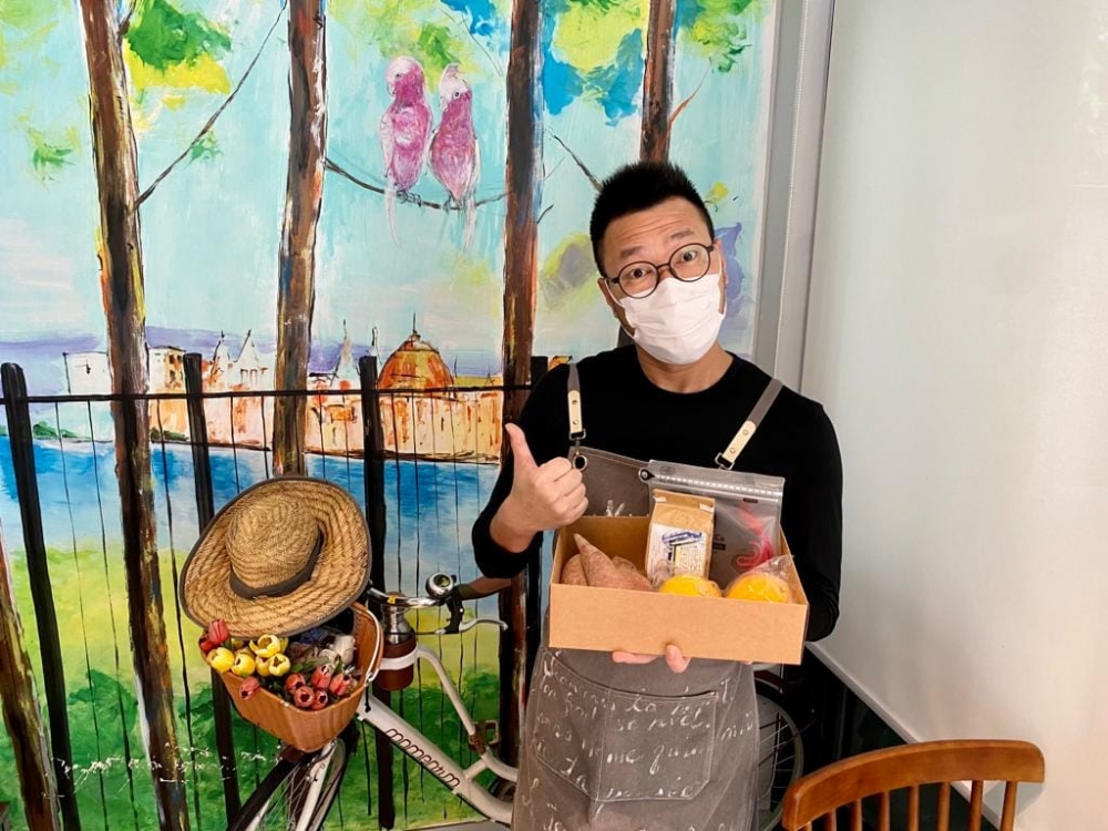 「添飲咖啡館」一直積極推動本土食材，店內的蔬果食材大多來自香港的有機農場有心機所提供。除了咖啡，店內的甜品也一直受食客歡迎。 