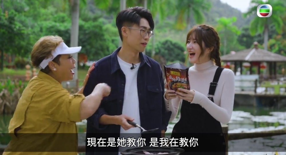 Krystl一開始就同6號講「我講你做」,隨後就攞住食品包裝朗讀步驟。