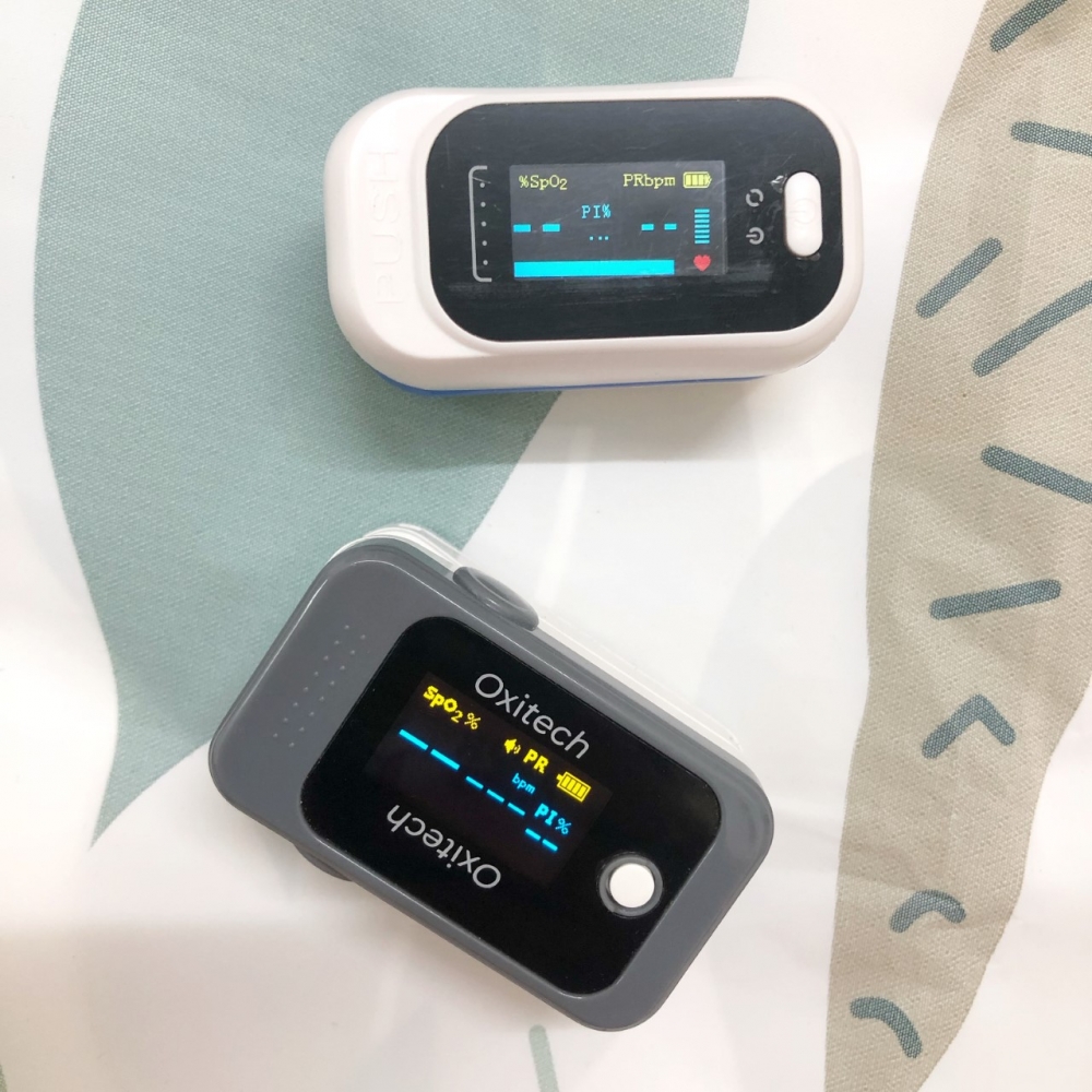 血氧機顯示的數值，「SpO2」代表血氧濃度；「PR」代表每分鐘心跳次數。