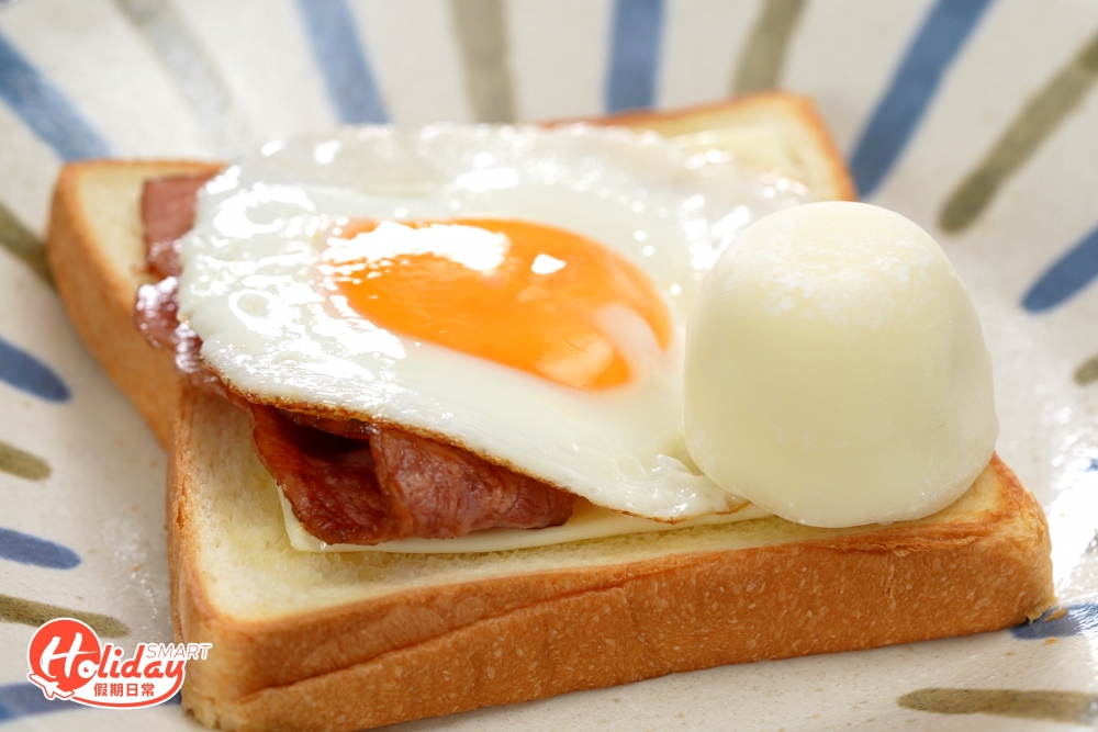 在吐司上順序放上芝士、煙肉、煎蛋及雪米糍