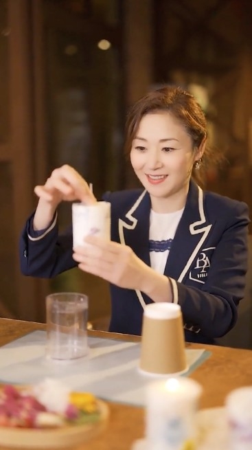 近日萬綺雯喺抖音拍片教網民整蠟燭