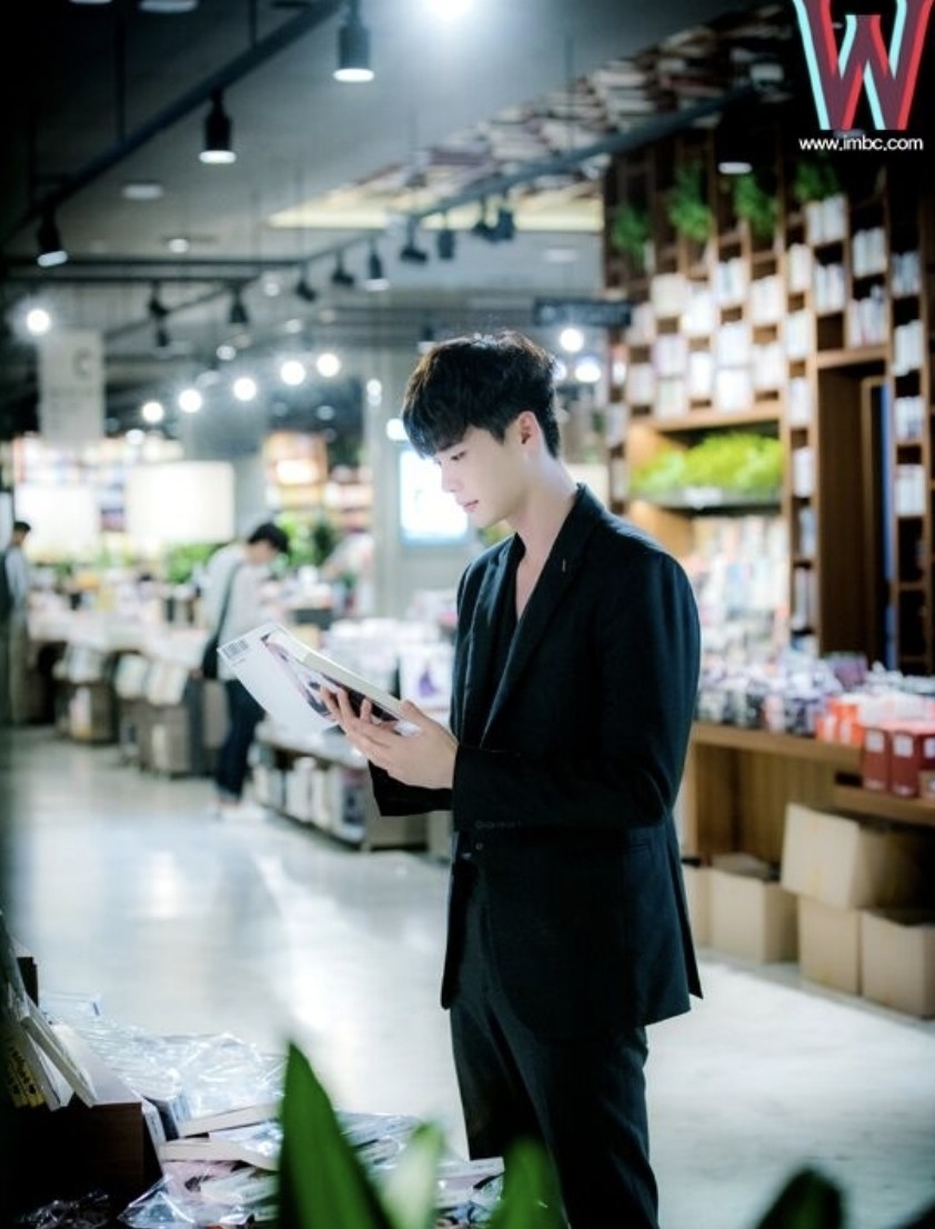 1996年，英國警員Frank約定妻子於書店會合！