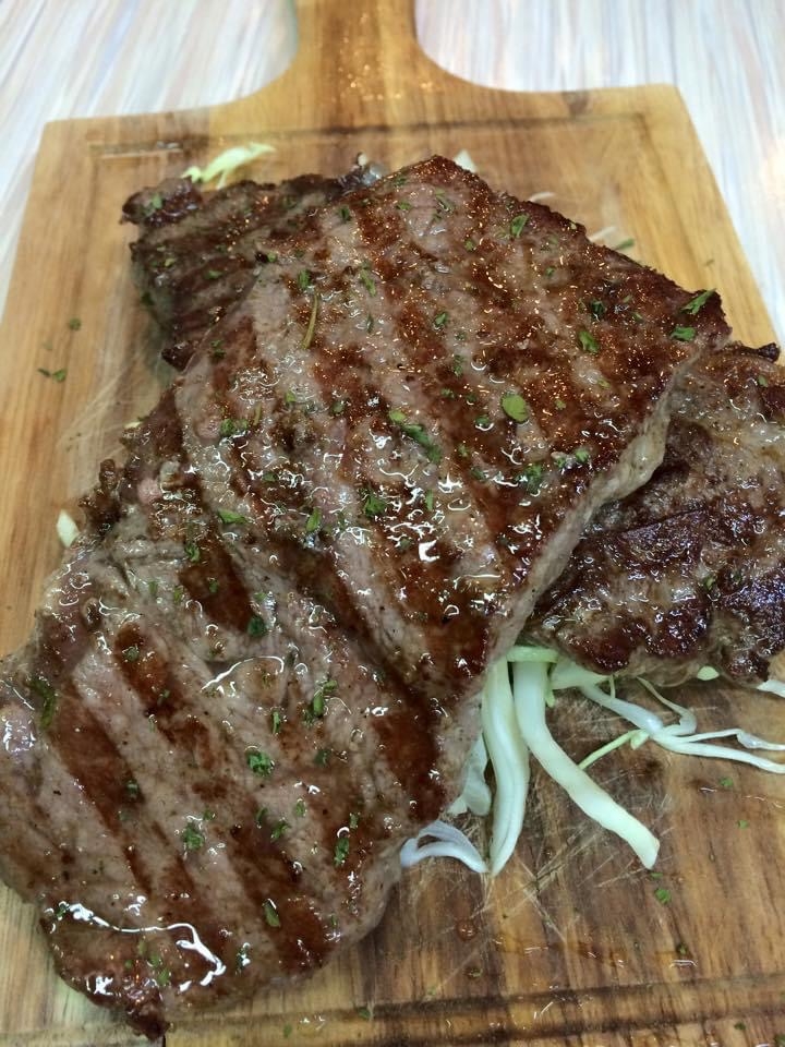 眾所周知中環丶灣仔等商業地區膳食物價都偏貴，要找到性價比高的餐廳並不容易，然而後街牛扒以牛扒放題聞名，當時人均只需要$218就可享用美國西冷牛扒丶薯條和風沙律等美食，開業七年仍然人氣高企。