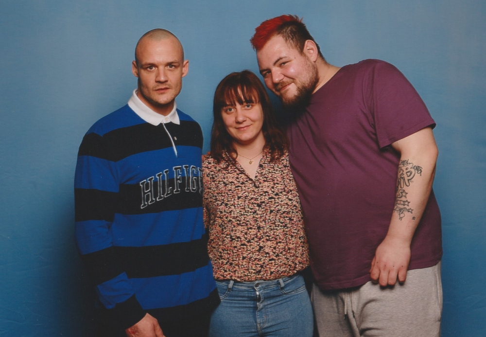 Jamie Waylett（右）前年在動漫展上與粉絲合照。