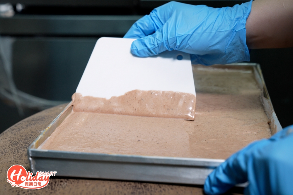 卷蛋不定時推出不同口味，包括抹茶、焙茶和芋泥等，選用日本麵粉和日本雞蛋即日新鮮製作，其中朱古力麻糬卷蛋用上法國Valrhona可可粉，再塗上軟滑朱古力忌廉，並加入煙韌的牛奶味麻糬，令口感層次更豐富。