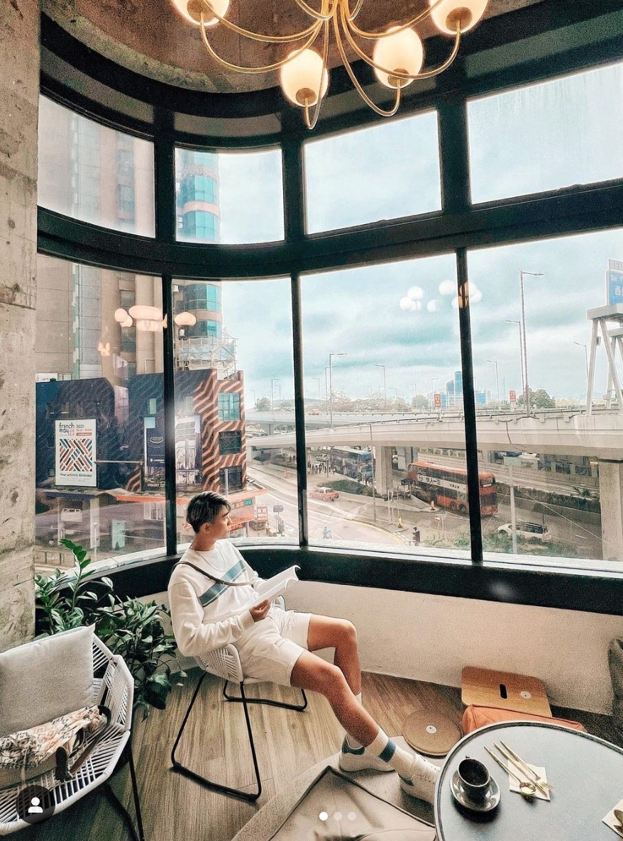 座位背後更有落地大玻璃，可以觀望上環景色。如果黃昏時間到訪，更可享受溫暖的日光，環境舒服寫意，非常適合和朋友細味食物，促膝長談。