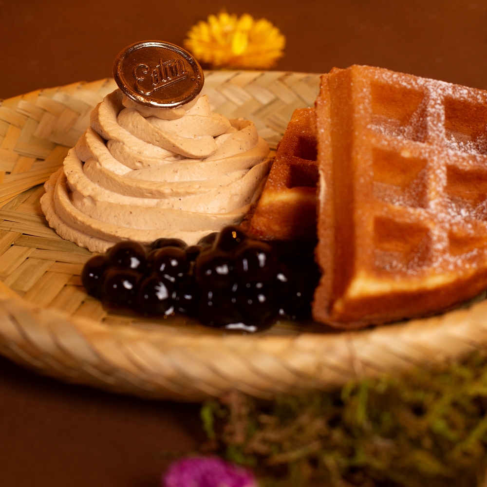 週末下午茶自助餐提供多款以茶為主題的甜品，甜點方面推介洛神花茶凍芝士餅、焙茶焦糖布甸、蝶豆花茶慕斯蛋糕、玫瑰花茶意大利奶凍、伯爵茶梨暖布丁及綠茶馬德蓮貝殼蛋糕等，甜品專區亦會有大廚現場即製珍珠奶茶窩夫。