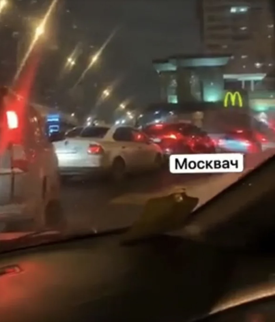 俄羅斯嘅麥當勞Drive-thru車龍超長！