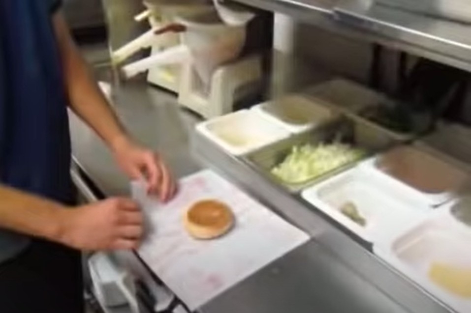 前員工透露,其實大部分漢堡包都可要求轉紙包裝。