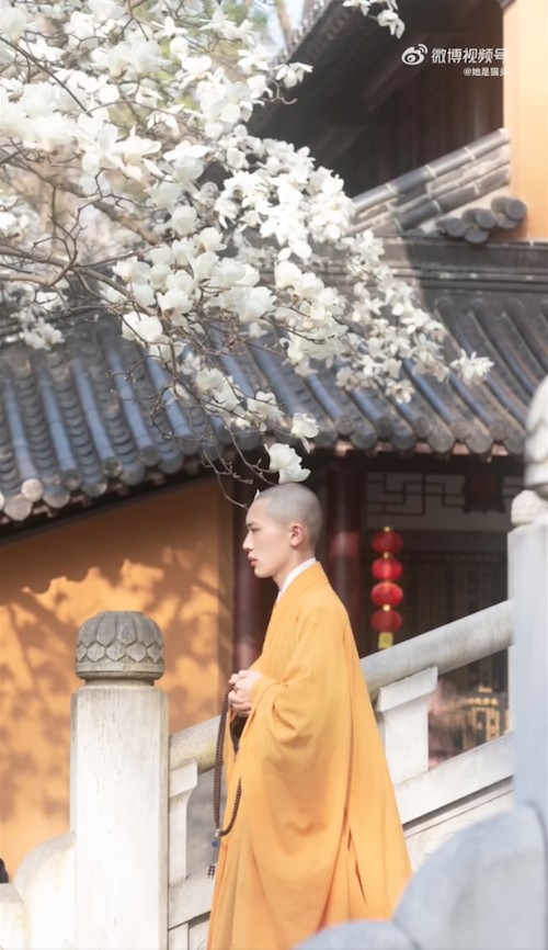 內地一名法師因為高顏值而引起關注,好多粉絲都走到佢所屬寺廟瘋狂影相。