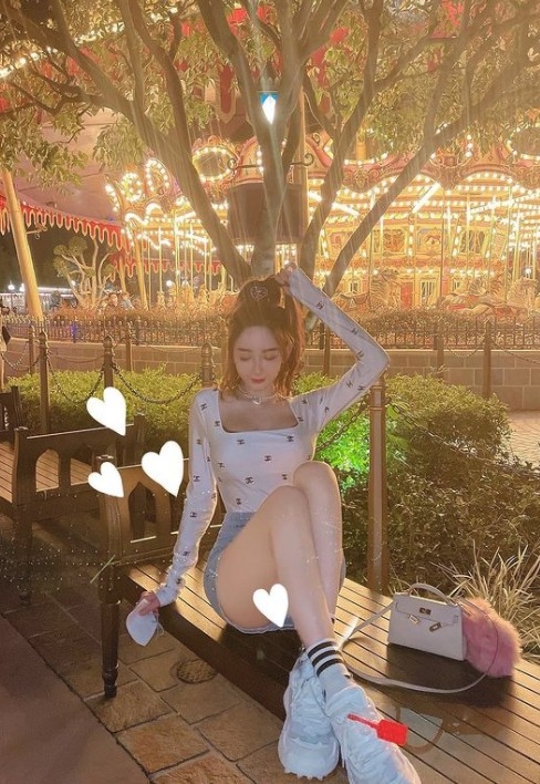 Cammi本身就擁有兩個同款嘅Hermès Mini Kelly手袋！